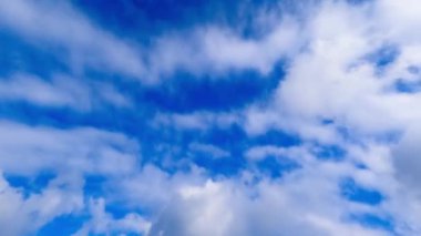 Üzerinde bulutlar akan mavi gökyüzü. Kabarık bulutların hareket zamanı.