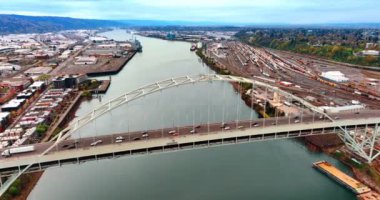 Amerikan şehir merkezi simgesi. Portland yaz kenti hava manzarası.