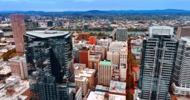 Portland binaları insansız hava aracı atışı. Amerikan şehri şehir merkezi hava manzarası.