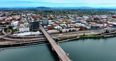 Portland şehri hava manzaralı panorama. Amerikan şehir merkezi sokakları.