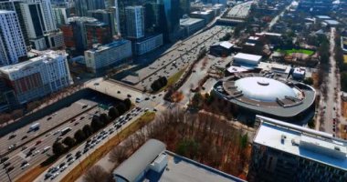 Atlanta şehir merkezindeki işlek otoyolun üzerinde uçan insansız hava aracı. Güneşli bir günde metropoldeki trafiğe bakın..