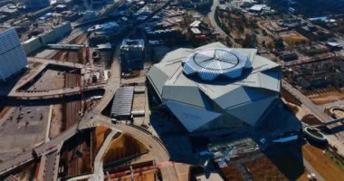 Atlanta, Georgia, ABD 'deki Mercedes-Benz Stadyumu' nun inanılmaz binası. Güneşli bir günde yapının üzerinde drone görüntüleri.