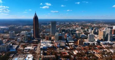 Atlanta, Georgia, ABD manzaralı iki gökdelenli bina. Şehrin üzerinde pamuk bulutları olan güzel mavi gökyüzü. Hava görünümü.