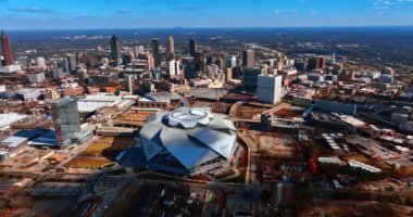 Atlanta şehir merkezindeki Mercedes-Benz Stadyumu 'nun alışılmadık binası. Güneşli bir günde şehir panoraması.