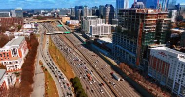 Bir sürü arabanın geçtiği üç geniş şeritli otoyol. Güneşli bir sonbahar gününde Atlanta, Georgia, ABD 'den Panorama.