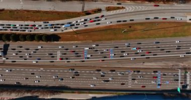 Özel nakliye aracı çok şeritli yollardan gidiyor. Gündüz vakti otoyolun en üst görüntüsü.