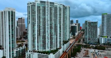 Miami, Florida, ABD 'de yüksek katlı apartmanlar. Binaların üzerinde ağır bulutlar.