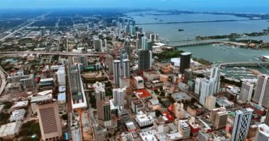 Miami 'nin engin manzarası. Suyun üzerinde birden fazla iskele var. Modern ABD şehrinde geniş bir mimari yelpazesi var..