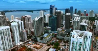 Miami, Florida, ABD 'de bir grup çok katlı apartman dairesi. Waterscape ve arka planda Miami Sahili.