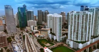 Otoyollar ve otoyollar gökdelenler arasında şehir merkezinden geçiyor. İnsansız hava aracı Miami, Florida, ABD merkezinden yükseliyor..