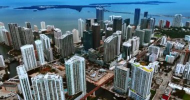 Atlantik Okyanusu kıyısındaki görkemli gökdelenlerin üzerinde uçmak. Miami şehri ve su manzarası.