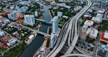 Miami Nehri 'ne tepeden bak. Şehir merkezindeki nehir boyunca uzanan geniş şeritli otoyollar..