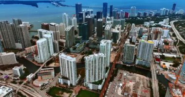 Atlantik Okyanusu 'nun kıyısındaki güzel yüksek binaların üzerinde uçuyordu. Gündüz vakti Miami Panorama 'da görünüm.