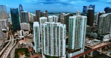 Miami, Florida, ABD şehir merkezindeki muhteşem binalar. Gündüz vakti gökdelenlerin üzerinde uçmak.