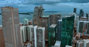 Miami 'nin rıhtımındaki gökdelenlerden yükseliyor. Bulutlu bir günde Atlantik Okyanusu 'nun açılışı.