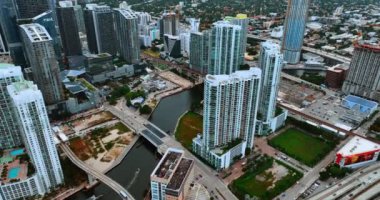 Miami, Florida, ABD 'nin çeşitli şehirlerinin üzerinde uçuyorlar. Yüksek binaların ve alçak binaların arka planda inşa edildiği İHA görüntüleri.