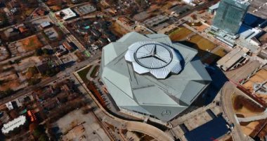 Atlanta, Georgia, ABD 'deki Mercedes-Benz Stadyumu' nun etrafında uçuyor. Şehir mimarisindeki alışılmadık yapının üst görüntüsü.