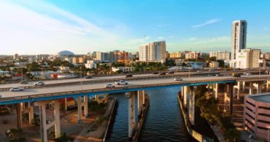Köprü ve nakliye araçları olan otobanlar. Güneşli Miami, Florida, ABD 'nin güzel manzarası..