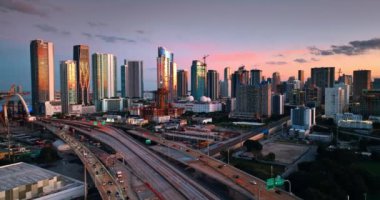 Güneşin batışını yansıtan muhteşem gökdelenleri olan modern şehir manzarası. Miami, Florida ve ABD 'nin muhteşem manzarası.