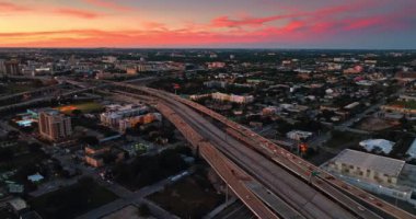 Şehir manzarasının üzerindeki inanılmaz pembe ve mavi gökyüzü. Miami, Florida 'nın güzel manzarası Gün batımında tepeden.
