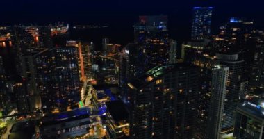 İnsansız hava aracı gece vakti muhteşem gökdelenlerin etrafında uçuyor. Miami, Florida, ABD 'nin muhteşem manzarası.