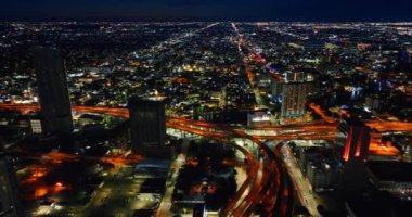 Miami, Florida, ABD 'nin nefes kesici manzarası. Vurgulanan otoyolların ve şehrin üzerinde birden fazla ışıklandırmalı İHA uçuşları.