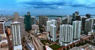 Amerikan şehir merkezindeki modern yüksek binalar. Bulutlu gökyüzünün altındaki gri günde Miami 'nin en iyi manzarası.