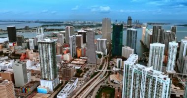 Gri bulutlu bir günde güzel modern şehir manzarasının üzerinde yükseliyor. Miami, Florida 'nın en iyi manzarası.