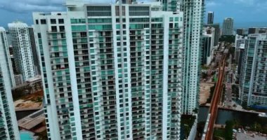 Konut bölgesinde çok katlı yüksek binalar. Miami şehir merkezindeki apartman bloğu..