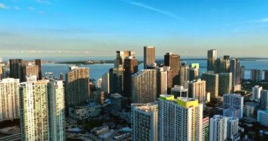 Batan güneşin ışınlarında güzel gökdelenler. Miami, Florida, ABD şehir merkezi. Arka planda su manzarası var. Üst görünüm.