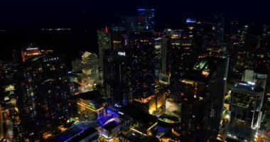 Modern, canlı bir şehrin nefes kesici gece manzarası. İnsansız hava aracı görüntüleri Miami, Florida, ABD.