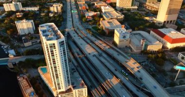 Arabaların geçtiği çok şeritli bir yarış pisti. Miami, Florida, ABD 'de gün batımında otoyol. Üst görünüm.