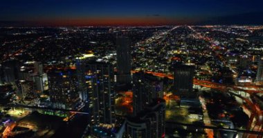 Gece Metropolis 'in panoramasında milyarlarca ışık. Şehir merkezinin üstündeki Miami manzarası. Üst perspektif.