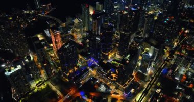 Miami, Florida şehir merkezindeki gökdelenlerin tepelerine daha yakın uçuyor. ABD 'nin gece manzarası göz kamaştırıcı..
