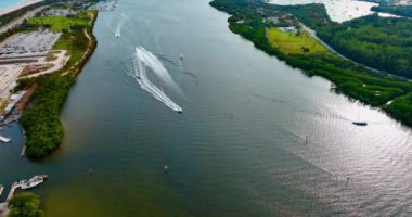 Yatlar ve tekne su üzerinde yüzüyor. Üst Manzara. Miami Sahili 'nin iki yakasından yeşil rıhtımlar..