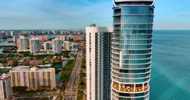 Güneşli bir günde Miami Plajı 'nın muhteşem manzarası. Atlantik Okyanusu kıyısında inşa edilmiş gökdelenlerin tepelerinde uçan insansız hava aracı..