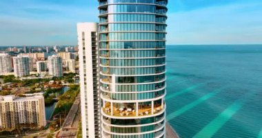 İnsansız hava aracı Atlantik Okyanusu kıyısındaki güzel apartman bloğuna yaklaşıyor. Güneşli bir günde Miami Sahili mimarisi.