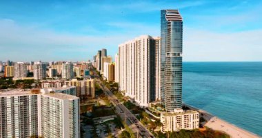 Miami Sahili 'nin mimarisinde çeşitli binalar. Atlantik Okyanusu kıyısındaki Amerikan şehrinin güneşli manzarası.