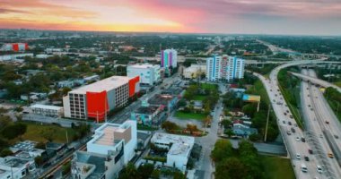 Gün batımında şehir manzarasının üstünde renkli bir gökyüzü. Miami, Florida, ABD 'nin insansız hava aracından manzarası.