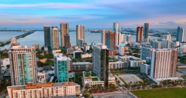 Miami Beach, Florida, ABD 'de güzel yüksek binalar ve alçak binalar. Üst Manzara. Arkaplanda Atlantik Okyanusu 'nun mavi su manzarası.