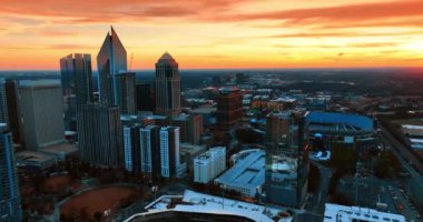 Amerikan metropolünün üzerindeki göz kamaştırıcı turuncu gökyüzü. Charlotte, Kuzey Carolina, ABD 'deki bir grup gökdelen ve Bank of America Stadyumu. Üst görünüm.