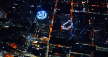 Gece metropolün çarpıcı manzarası sokak ve trafik ışıklarıyla aydınlatılıyor. Philadelphia, Pennsylvania, ABD Manzarası.