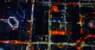 Geceleri modern şehrin üzerinde yavaşça uçuyor. Philadelphia, Pennsylvania, ABD 'nin vurgulanmış caddeleri.