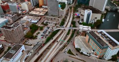 Miami, Florida, ABD 'deki tramvay raylarına yaklaşan insansız hava aracı görüntüleri. Ortasında bir sürü araba olan bir otopark..