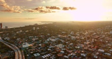Atlantik Okyanusu kıyısındaki güneşli şehrin engin manzarası. Miami, Florida 'nın gün batımı manzarası, ABD tepeden.