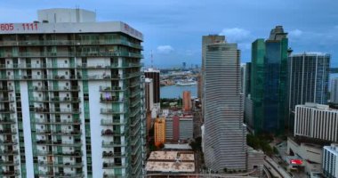 İHA cam balkonlarla bina boyunca uçuyor. Miami, Florida, ABD 'de bir limanın açılışı..