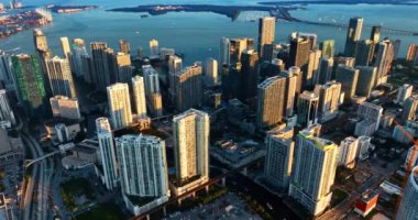 Miami şehir merkezindeki güzel gökdelenler güneş ışınları altında. Şehir Atlantik Okyanusu 'nun kıyısına en üst perspektiften bakıyor..