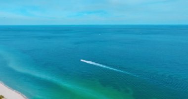 Sürat teknesi muazzam masmavi su yüzeyinden hızla geçiyor. Güneşli bir günde Atlantik Okyanusu 'nun en üst manzarası.