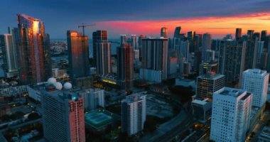 Muhteşem Miami Beach, Florida 'da alacakaranlık vakti. Arka planda pembe ve mavi gökyüzü. Üst görünüm.