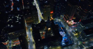 Geceleri Philadelphia, Pennsylvania 'daki City Hill' in kare binası. İnsansız hava aracından manzara üstü görünümü.